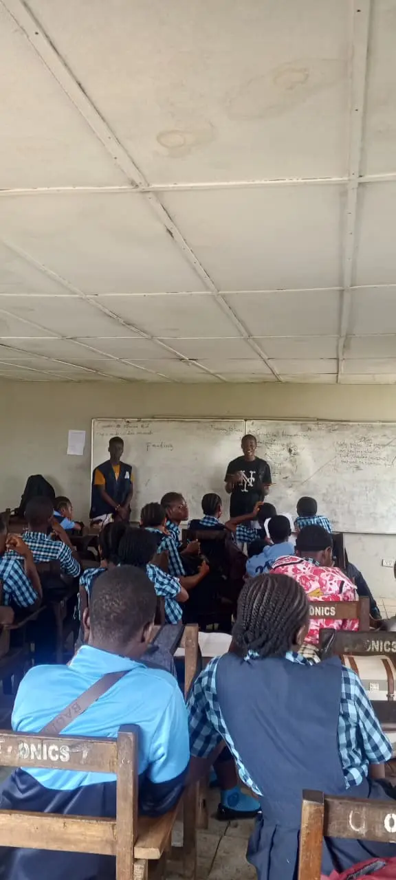 An LAS facilitator speaking with students during outreach in Paynesville